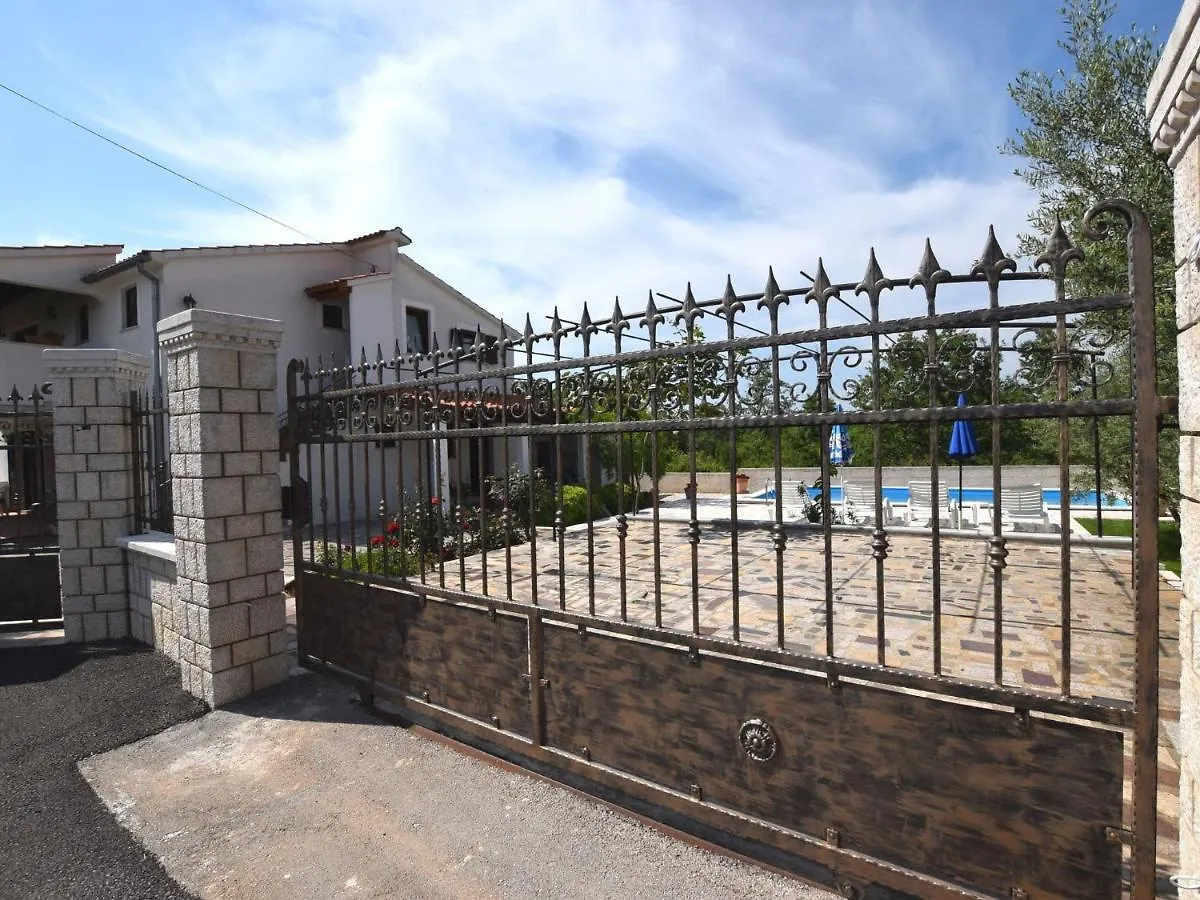 Lovable Apartment, Pool With Deckchairs Poreč