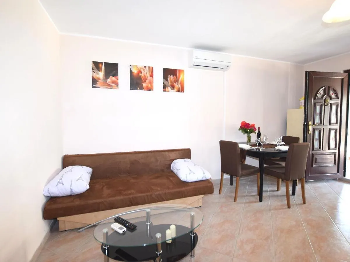 Lovable Apartment, Pool With Deckchairs Poreč